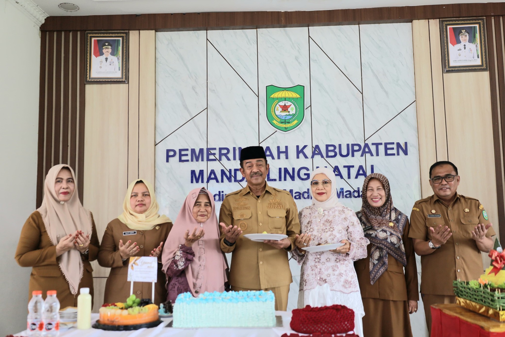 Bupati Madina Bagikan Paket Sembako Kepada 63 Lansia